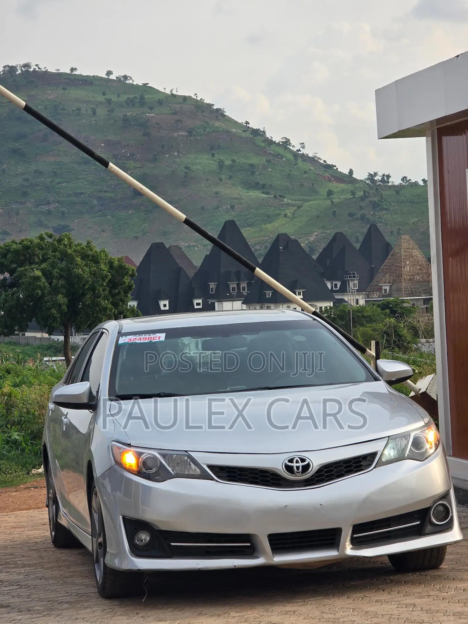 Toyota Camry SE V6 4dr Sedan (3.5L 6cyl 6A) 2013 Silver
