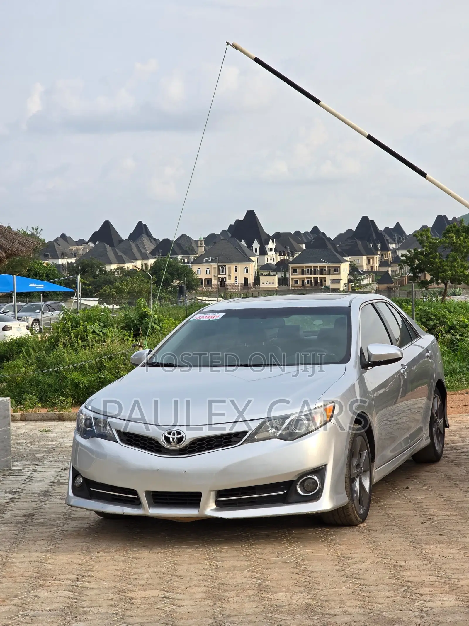 Toyota Camry SE V6 4dr Sedan (3.5L 6cyl 6A) 2013 Silver