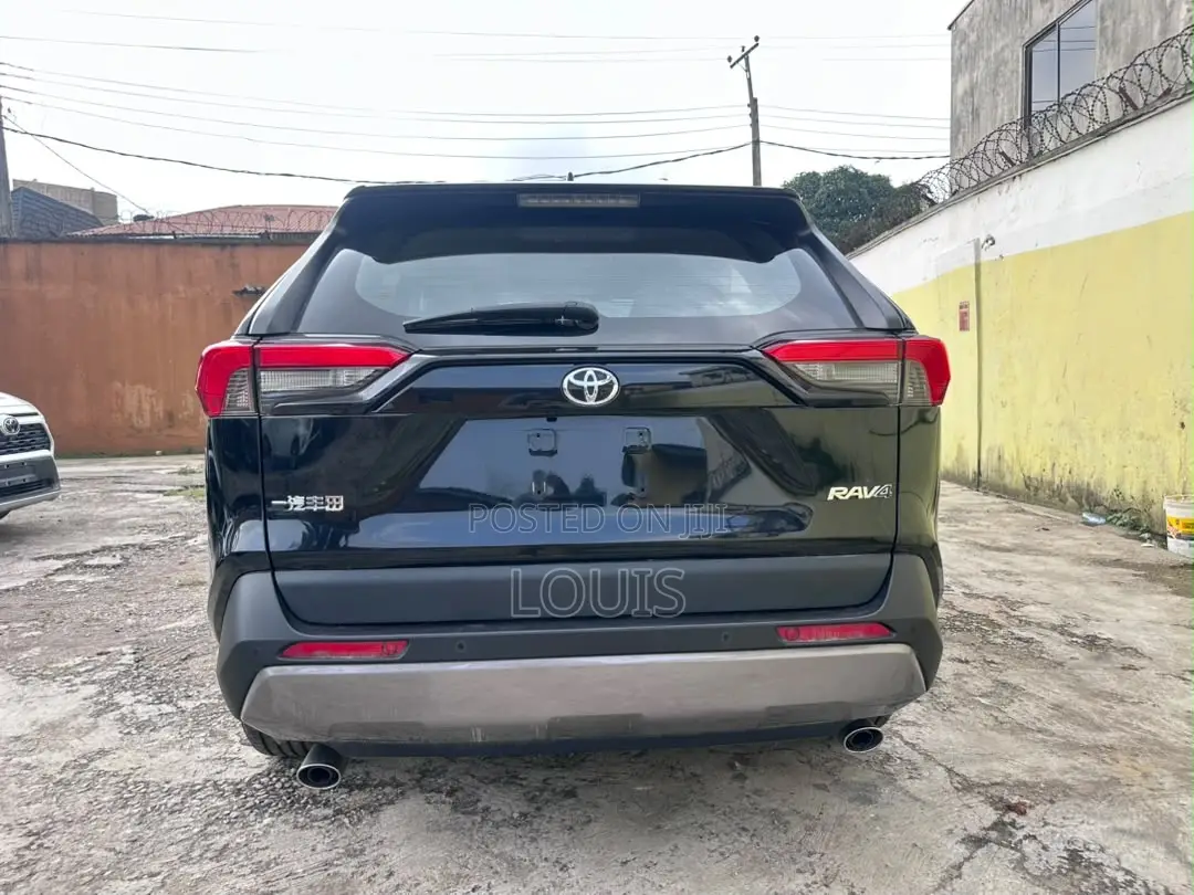Toyota RAV4 XLE FWD 2023 White