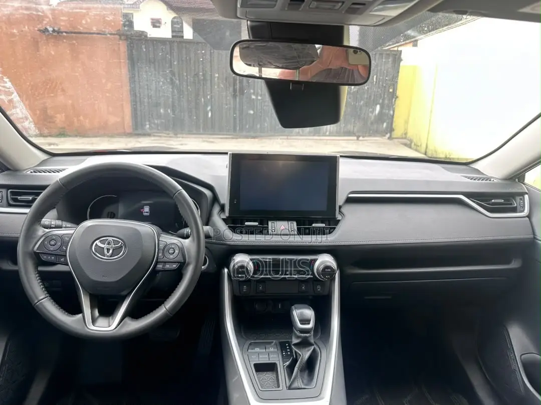 Toyota RAV4 XLE FWD 2023 White
