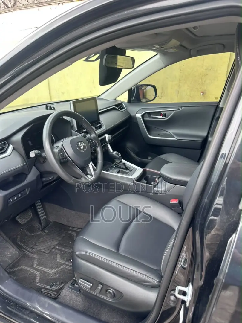 Toyota RAV4 XLE FWD 2023 White