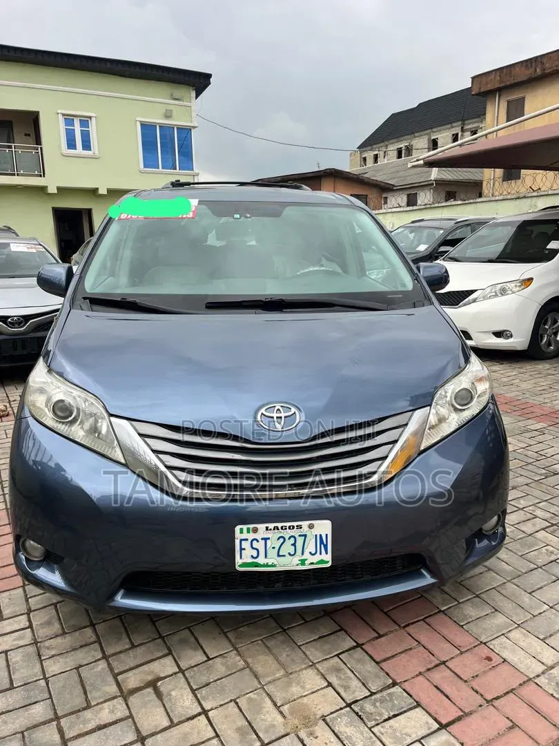 Toyota Sienna XLE 7-Passenger 4dr Minivan AWD (3.5L 6cyl 6A) 2014 Blue