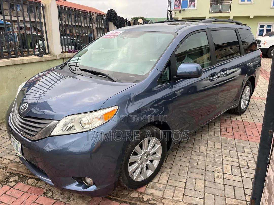 Toyota Sienna XLE 7-Passenger 4dr Minivan AWD (3.5L 6cyl 6A) 2014 Blue