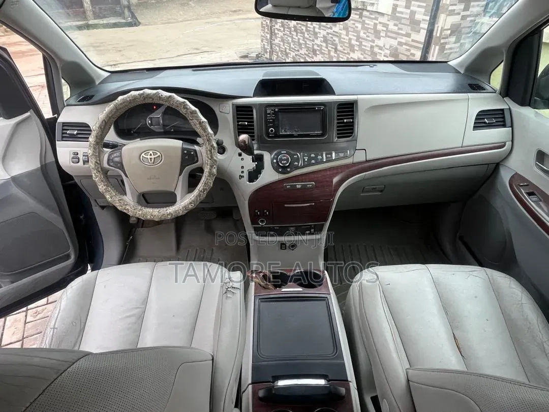 Toyota Sienna XLE 7-Passenger 4dr Minivan AWD (3.5L 6cyl 6A) 2014 Blue