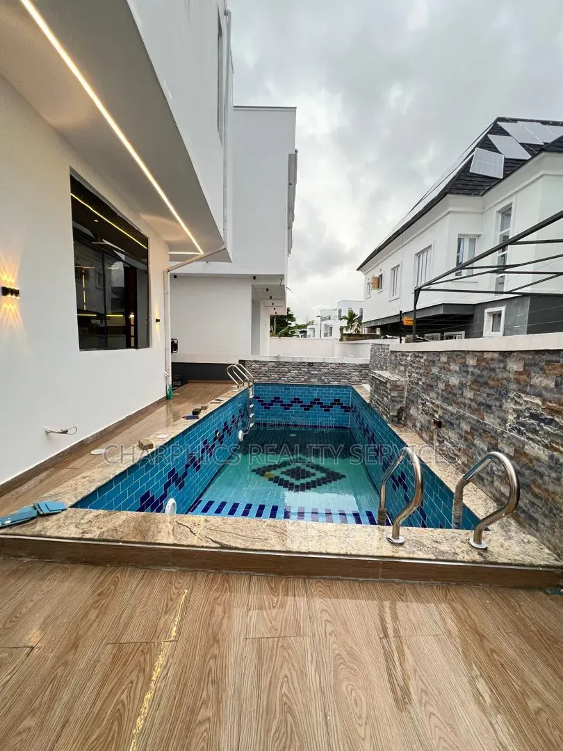 5bdrm Duplex in Lekki Phase 2 for sale