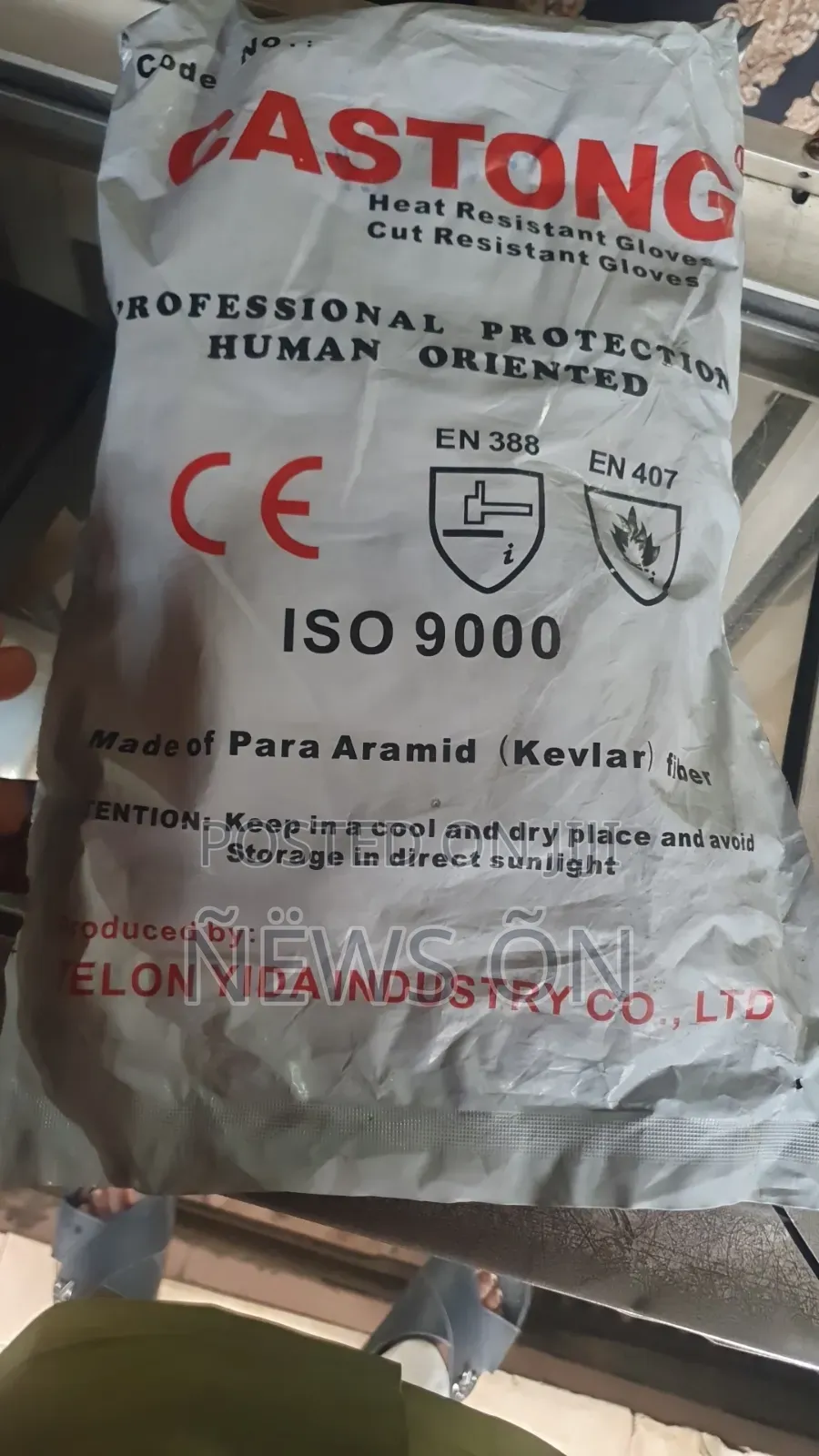 Gloves Feature a High-Temperature Resistant Aluminum Foil