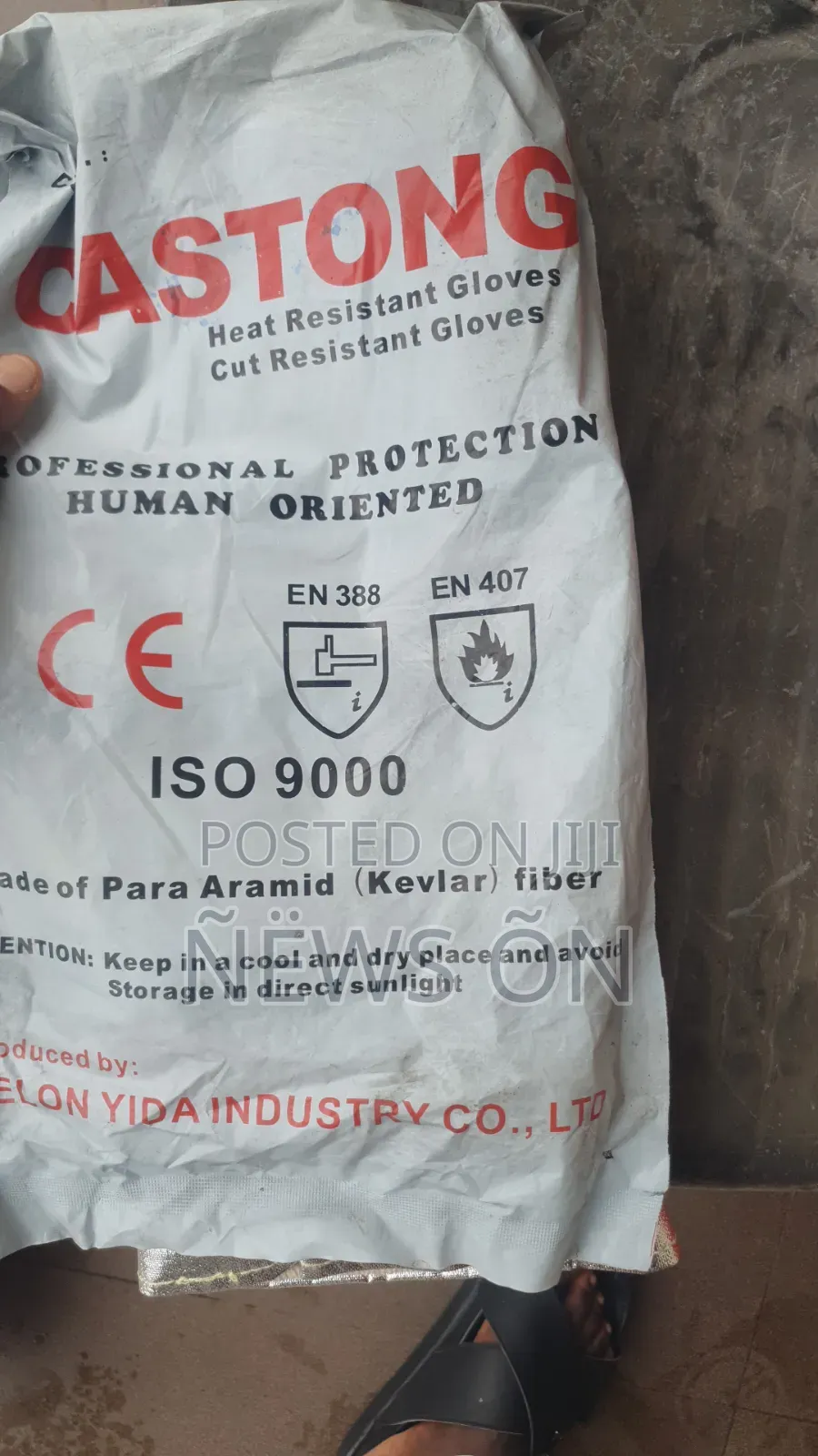 Gloves Feature a High-Temperature Resistant Aluminum Foil