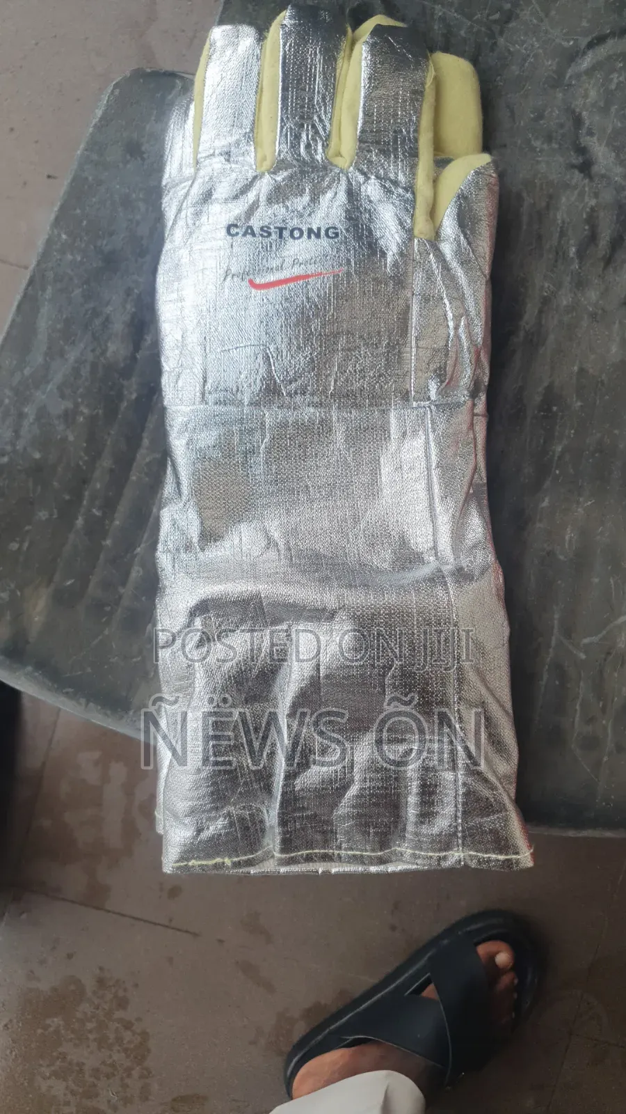 Gloves Feature a High-Temperature Resistant Aluminum Foil