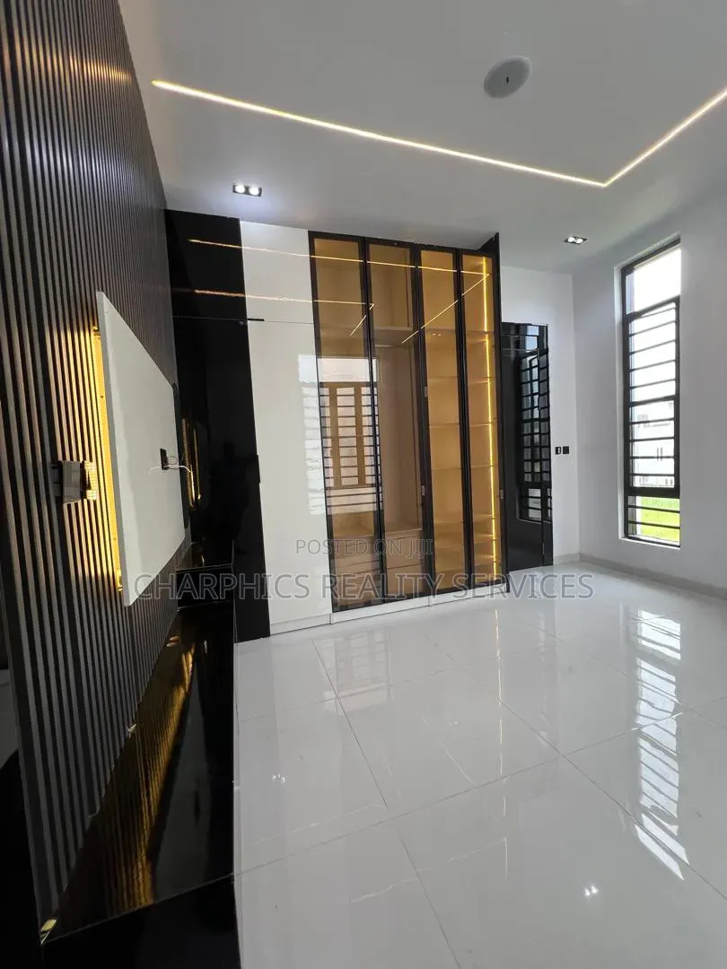 5bdrm Duplex in Ologolo for sale