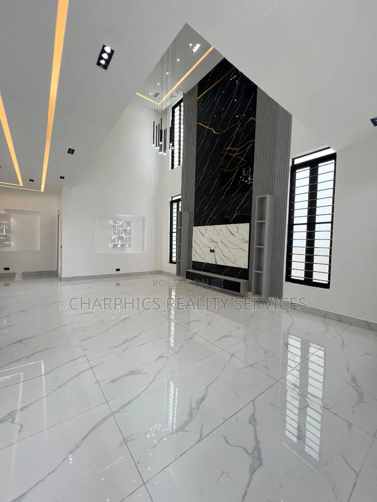 5bdrm Duplex in Chevron for sale
