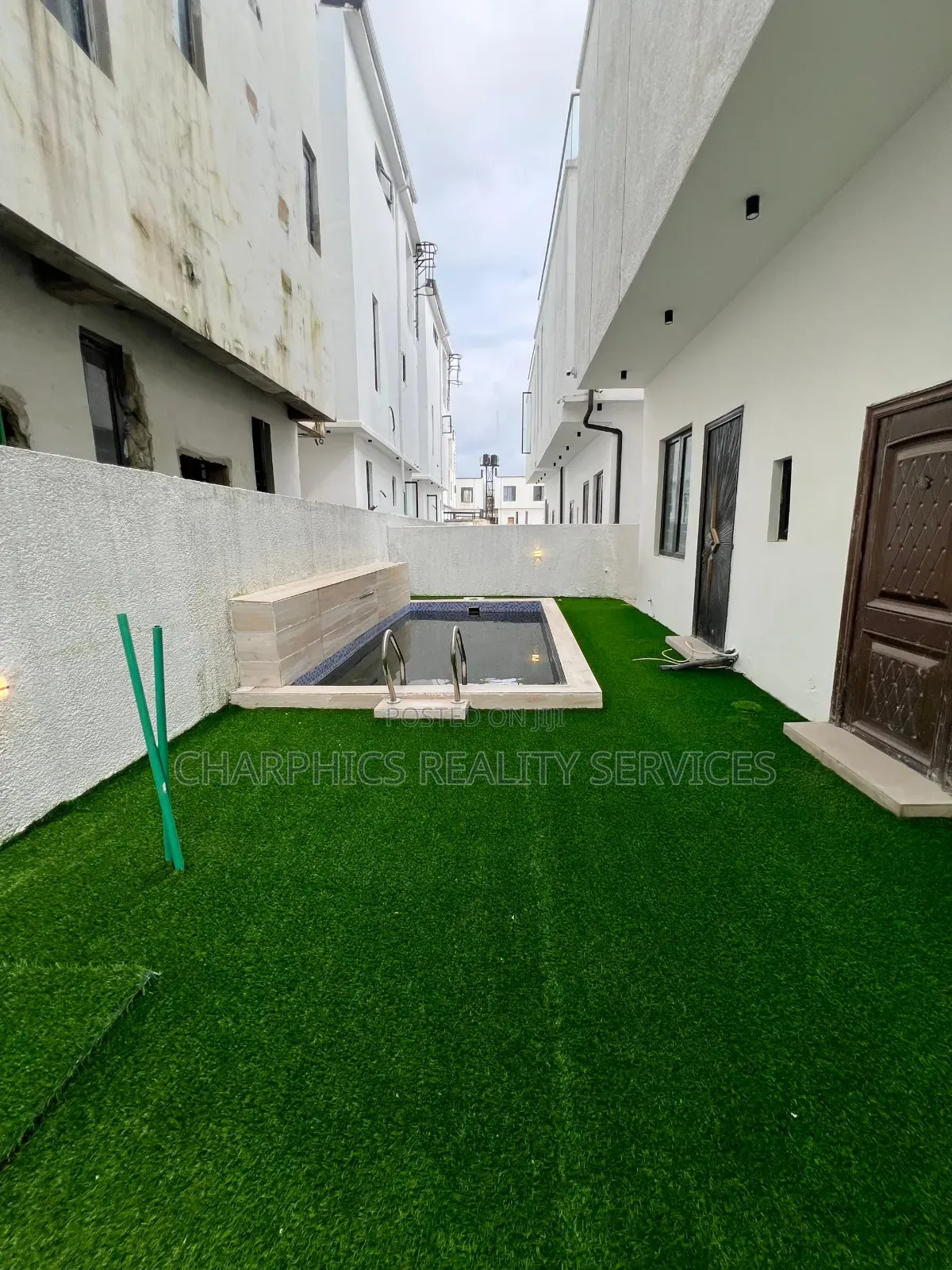 5bdrm Duplex in Chevron for sale