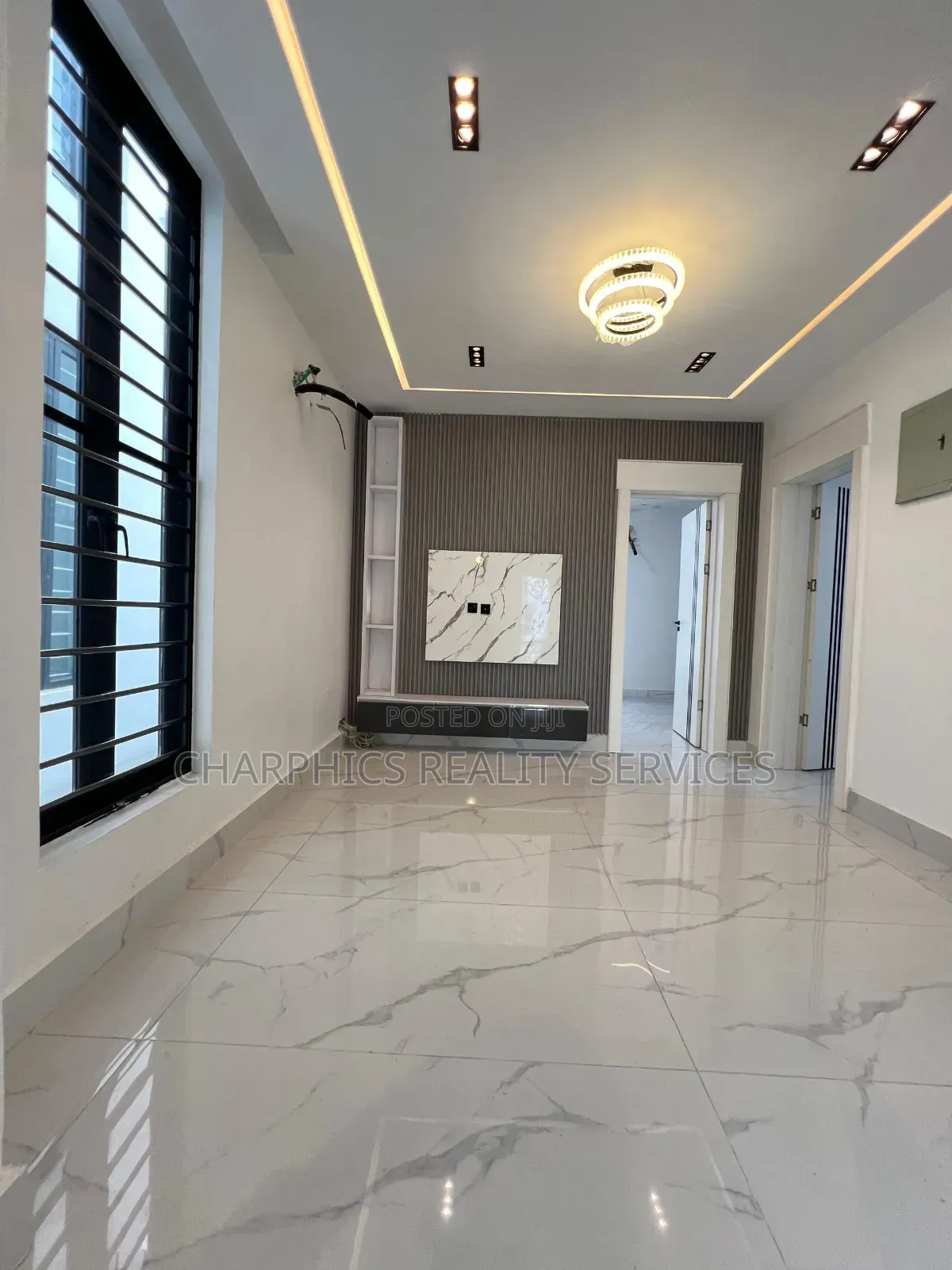 5bdrm Duplex in Chevron for sale