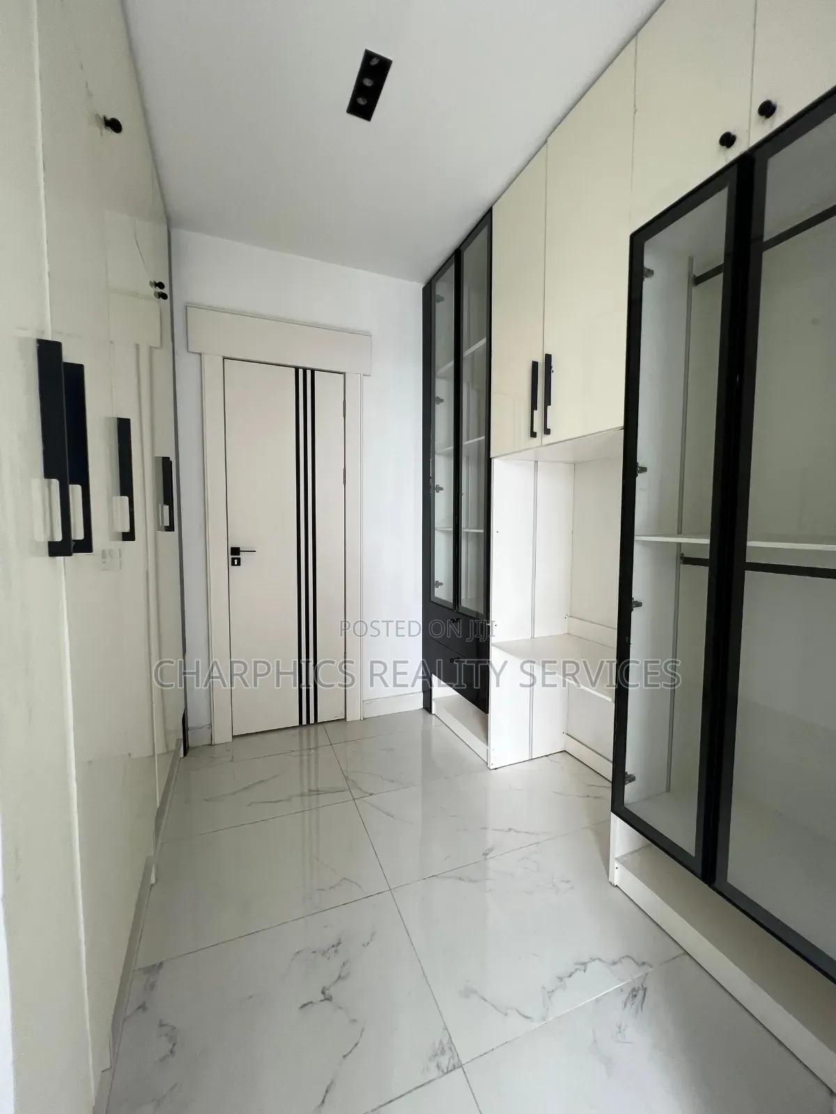 5bdrm Duplex in Chevron for sale