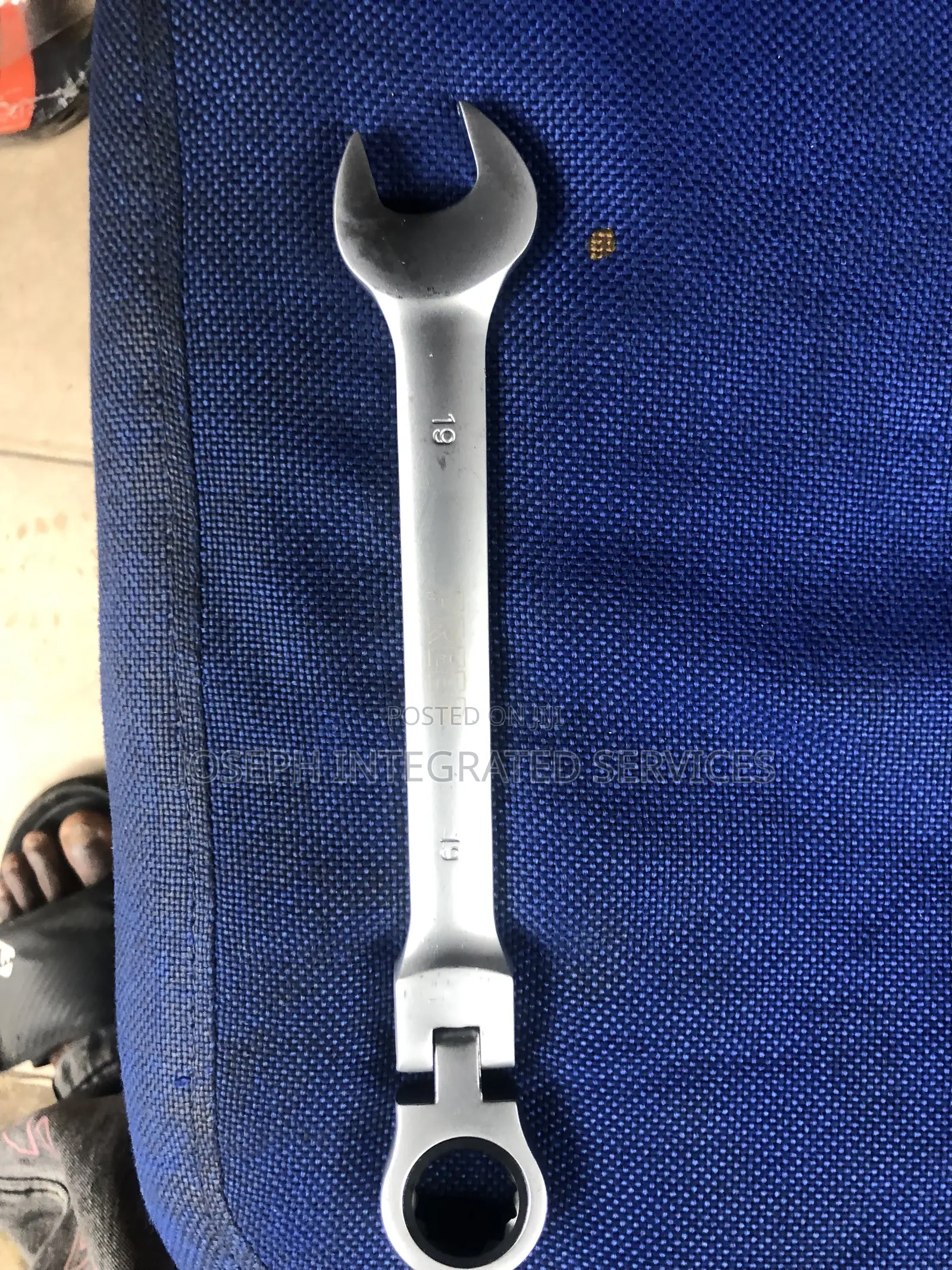19mm Chrome Vanadium Flexible Head Ratchet Wrench.