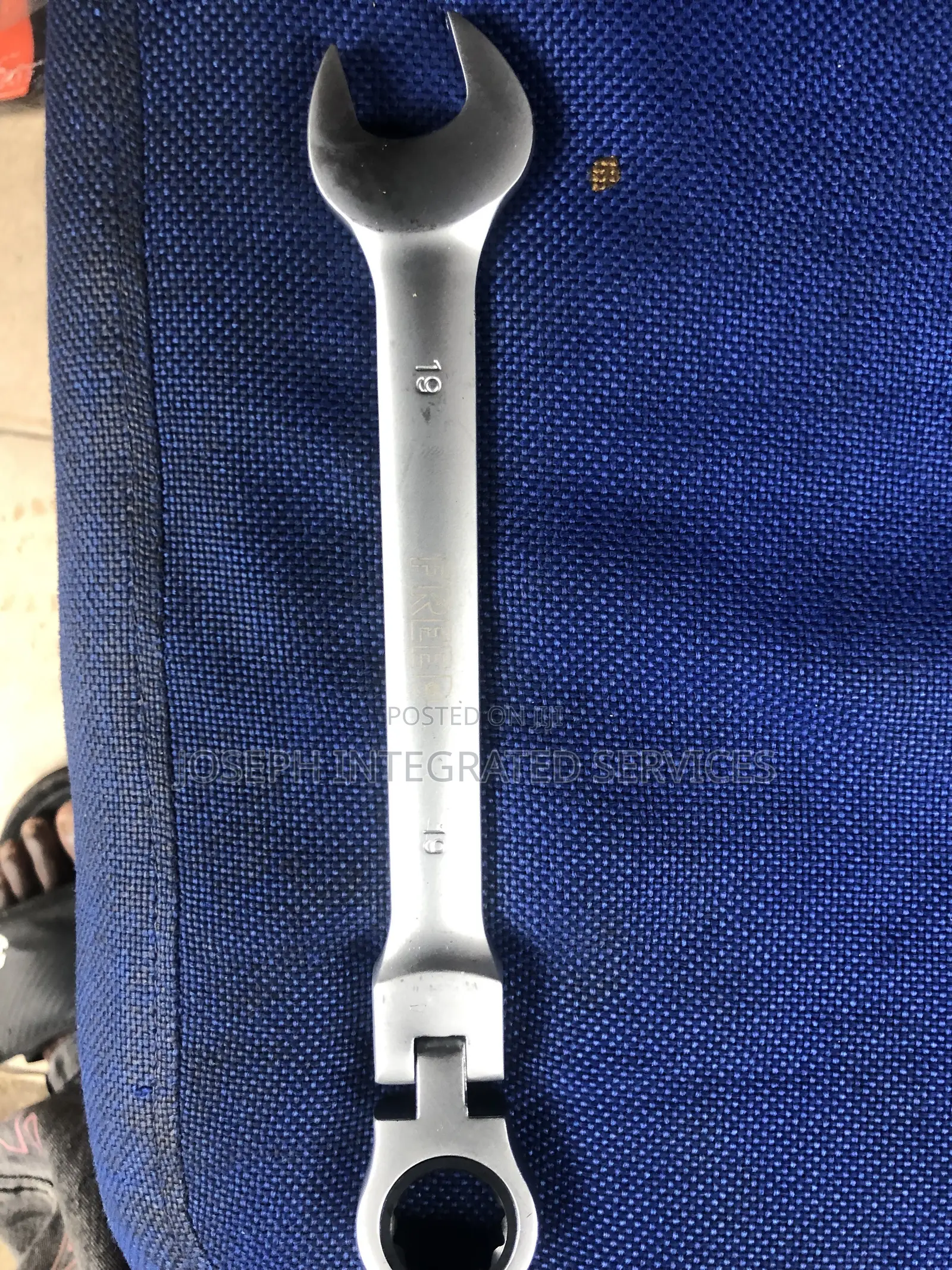 19mm Chrome Vanadium Flexible Head Ratchet Wrench.