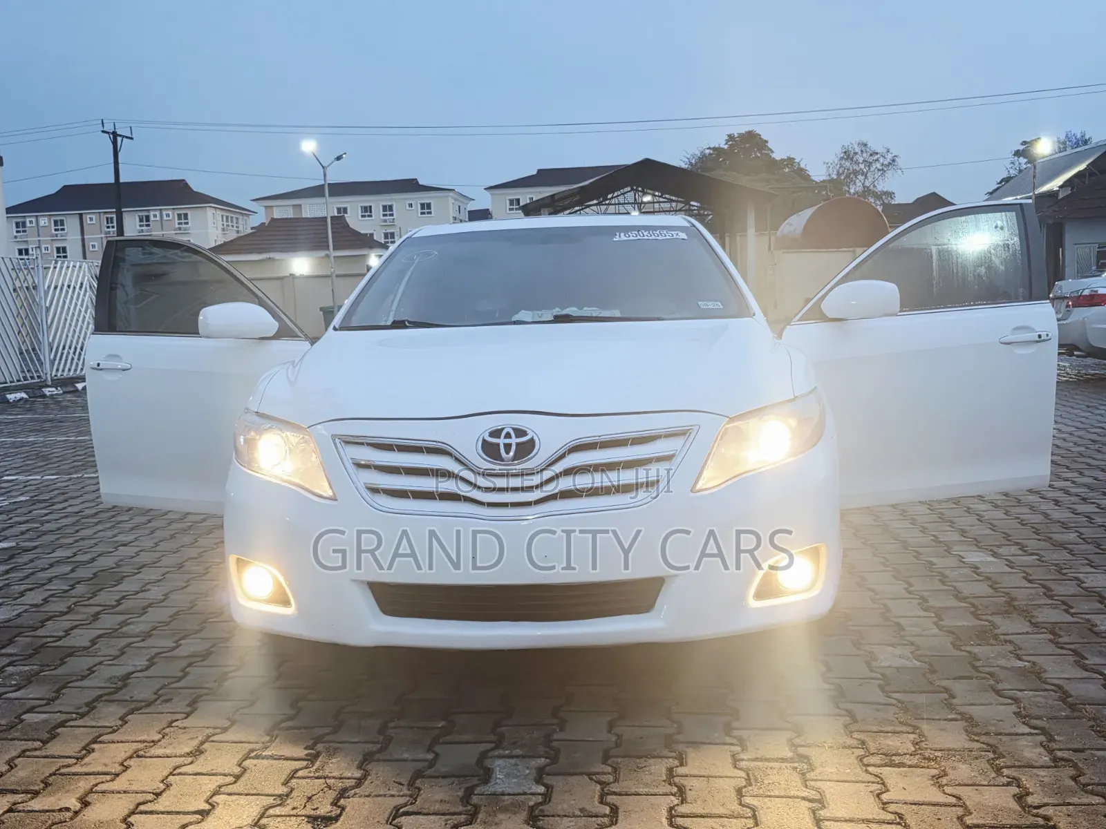 Toyota Camry XLE V6 4dr Sedan (3.5L 6cyl 6AM) 2010 White