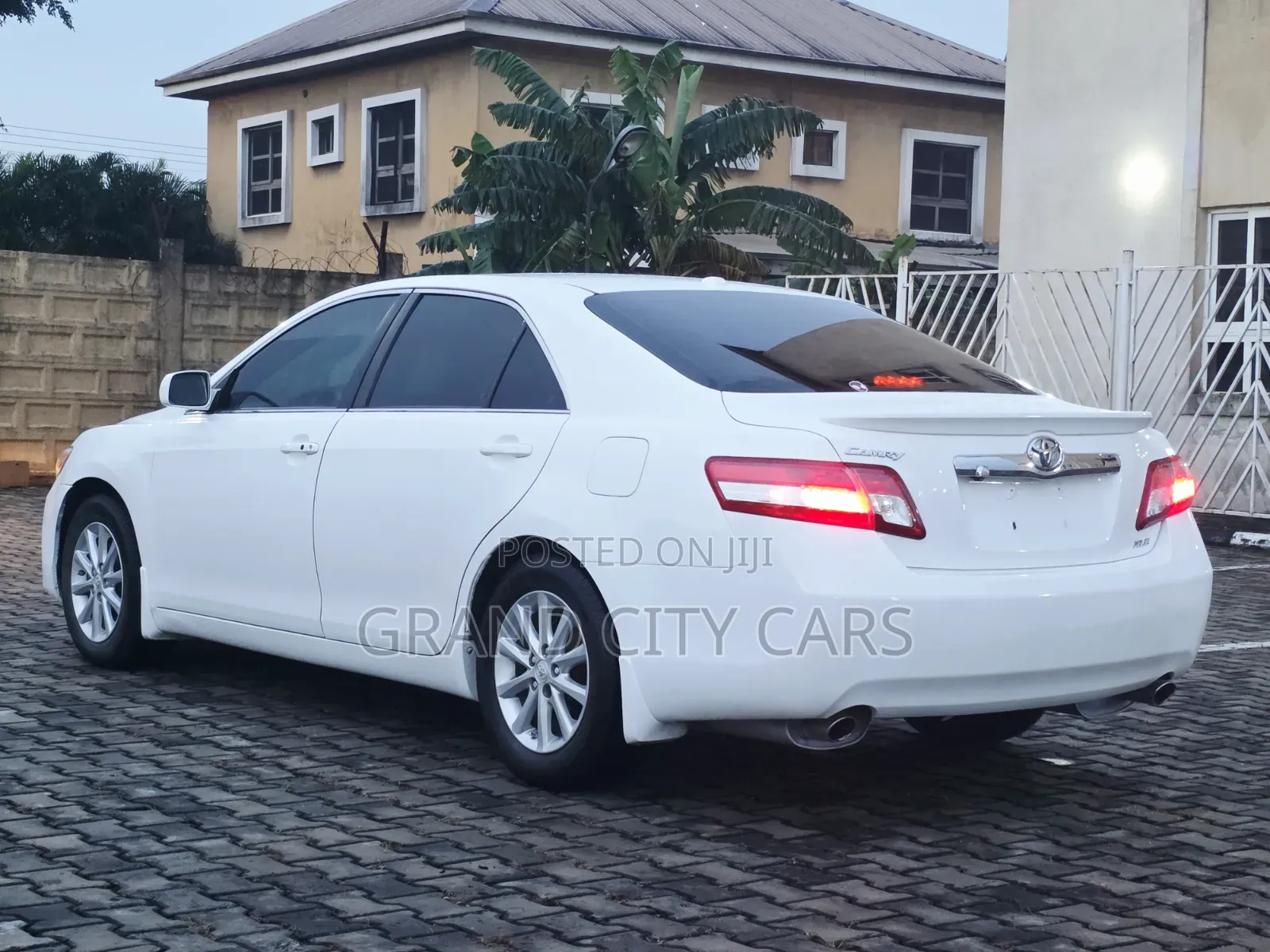 Toyota Camry XLE V6 4dr Sedan (3.5L 6cyl 6AM) 2010 White