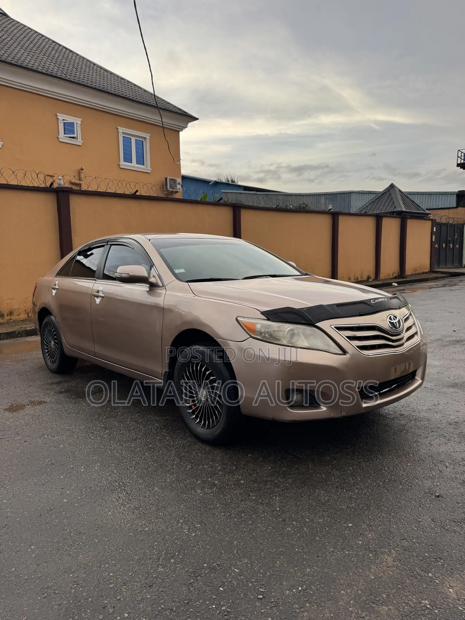 Toyota Camry LE 4dr Sedan (2.5L 4cyl 6AM) 2010 Gold