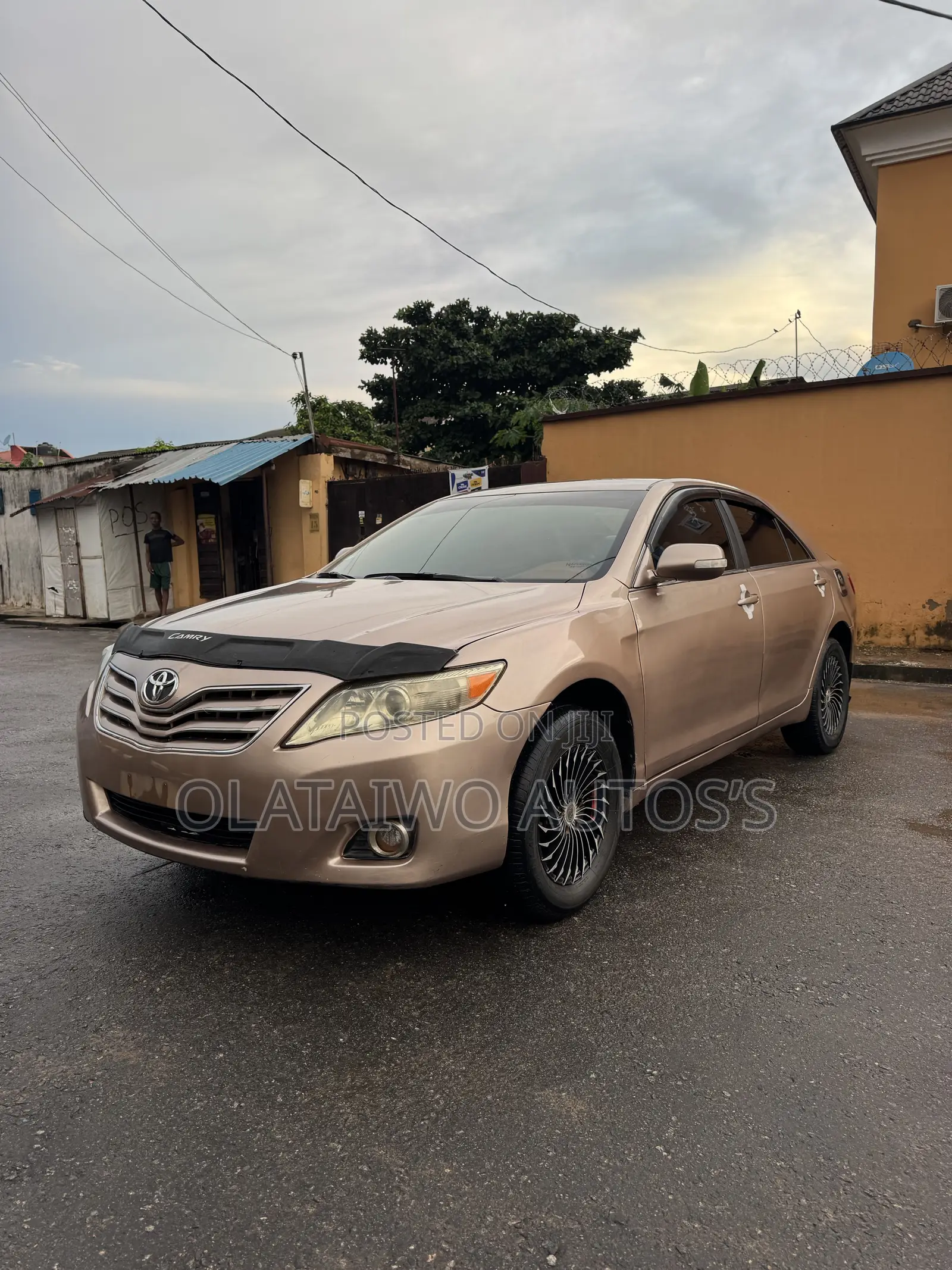 Toyota Camry LE 4dr Sedan (2.5L 4cyl 6AM) 2010 Gold