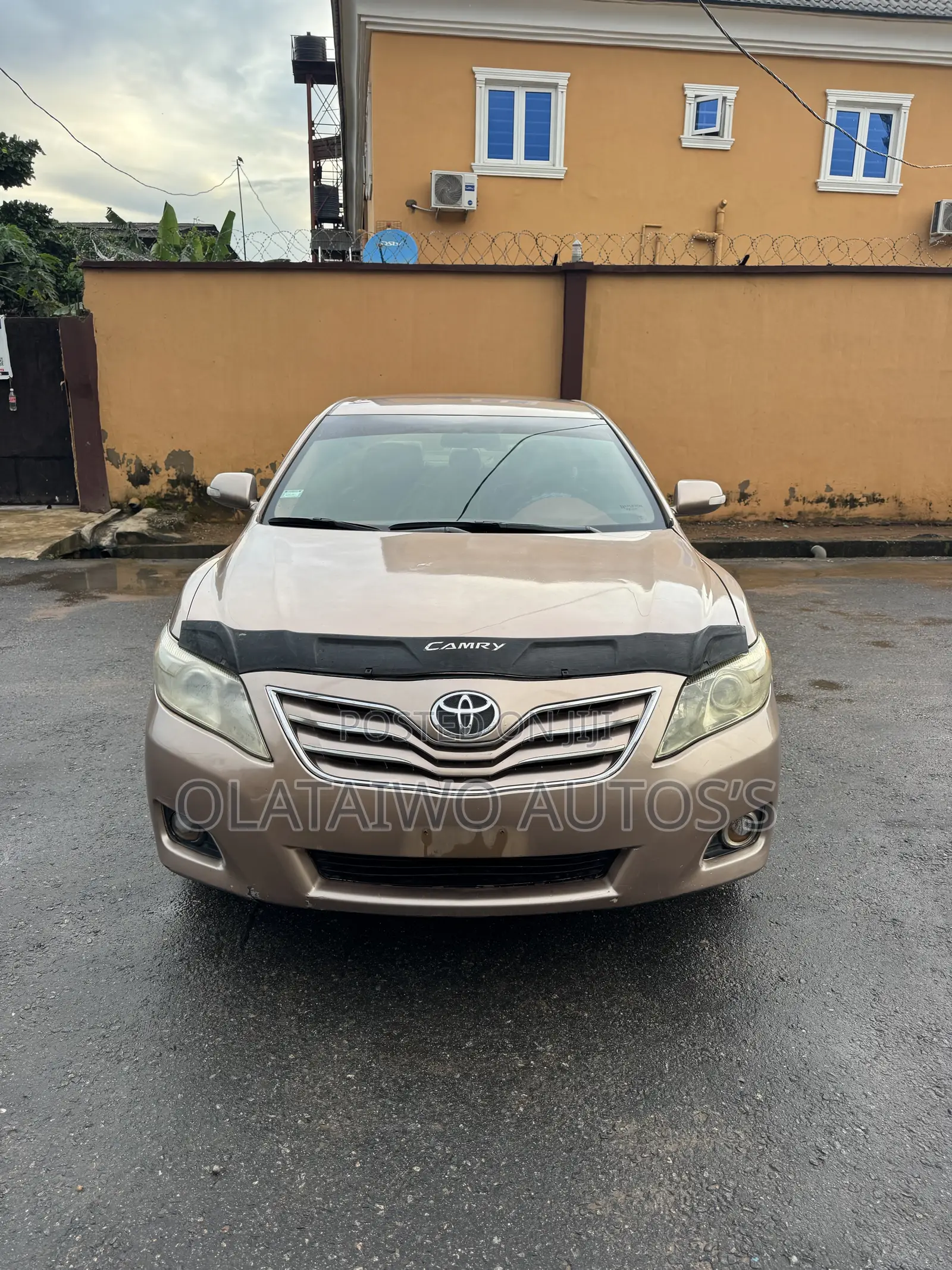 Toyota Camry LE 4dr Sedan (2.5L 4cyl 6AM) 2010 Gold