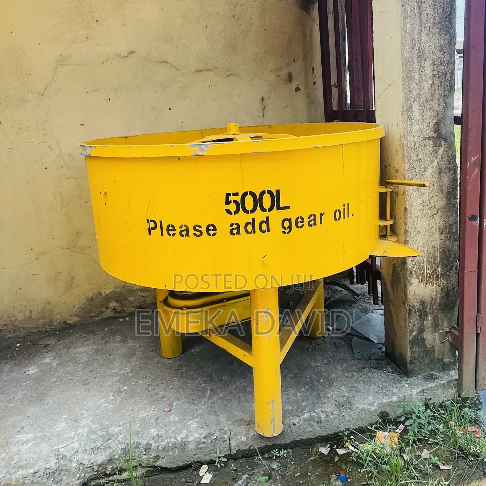 Pan Mixer Machine Used for Mixing Cement Aggregate and Water.