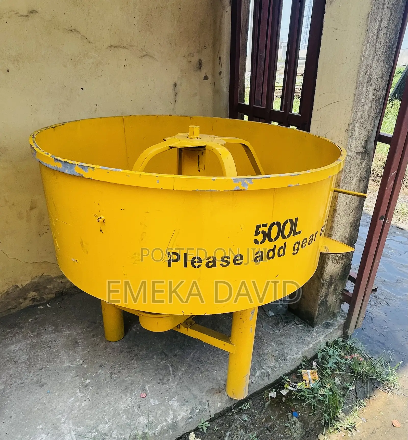 Pan Mixer Machine Used for Mixing Cement Aggregate and Water.