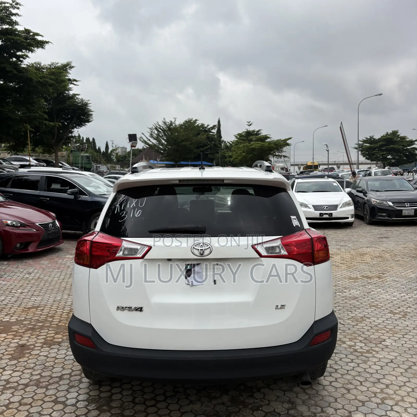 Toyota RAV4 XLE 4dr SUV (2.5L 4cyl 6A) 2014 White