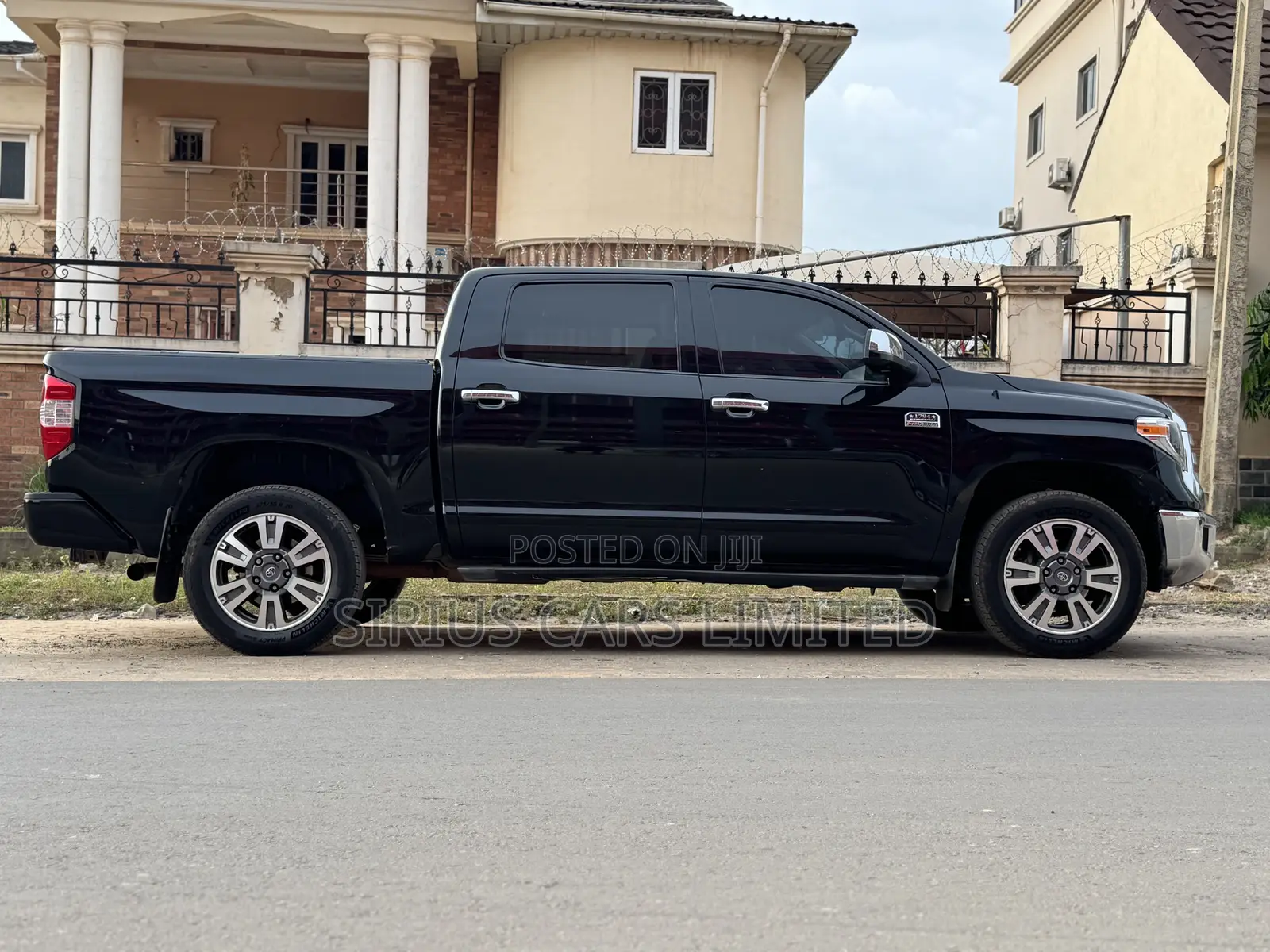 Toyota Tundra Limited 5.7L V8 4x2 Double Cab 6.6 ft. box 145.7 in. WB