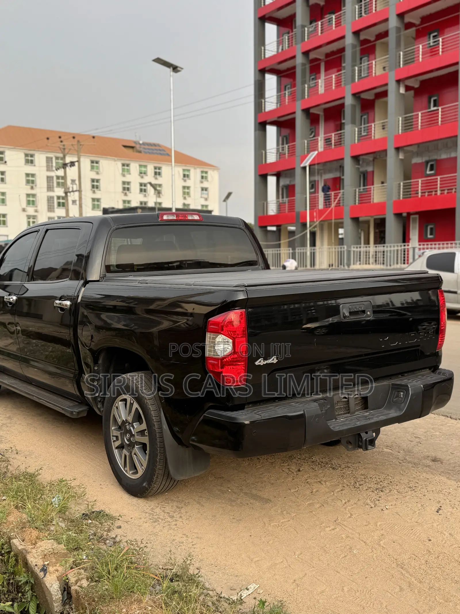 Toyota Tundra Limited 5.7L V8 4x2 Double Cab 6.6 ft. box 145.7 in. WB