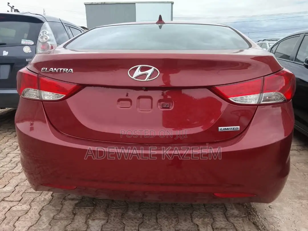 Hyundai Elantra Limited Sedan FWD (1.8L 4cyl 6A) 2013 Red