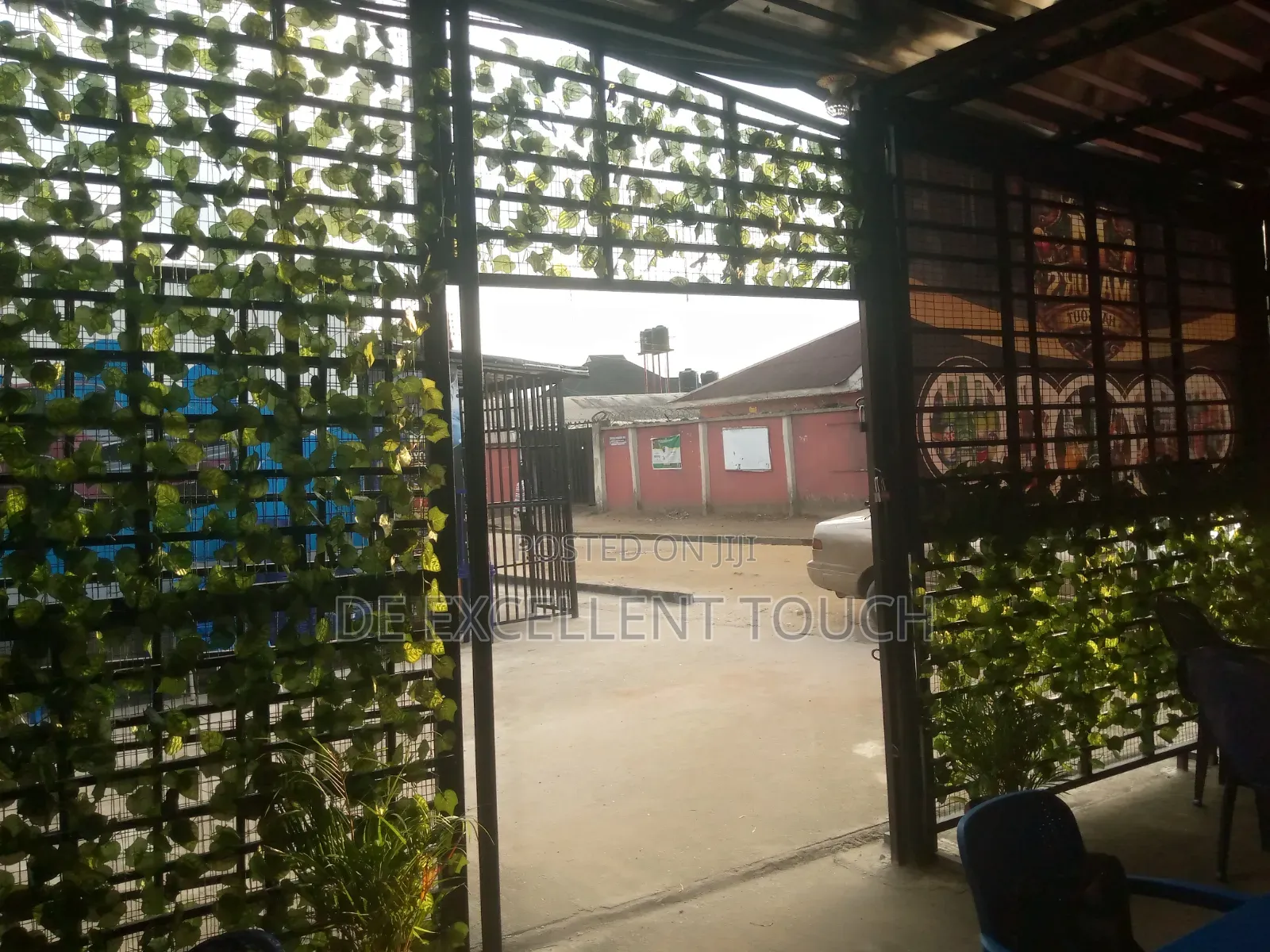 Bar and Restaurant Decorator