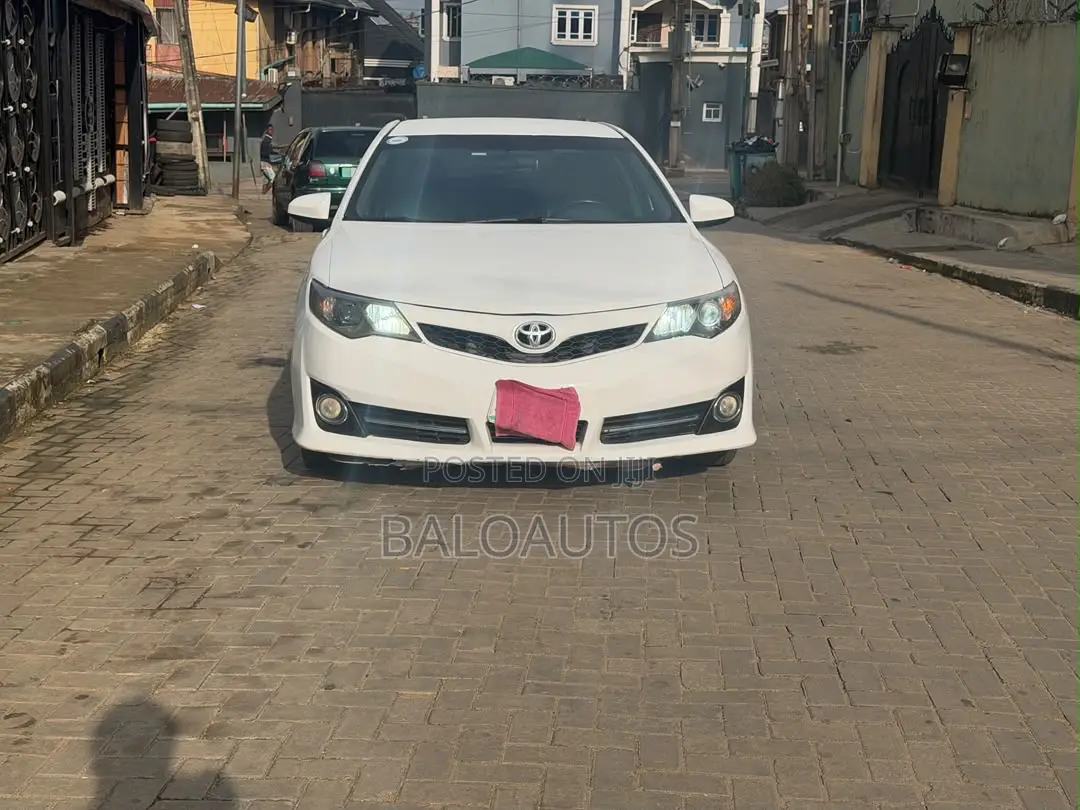Toyota Camry SE 4dr Sedan (2.5L 4cyl 6A) 2014 White