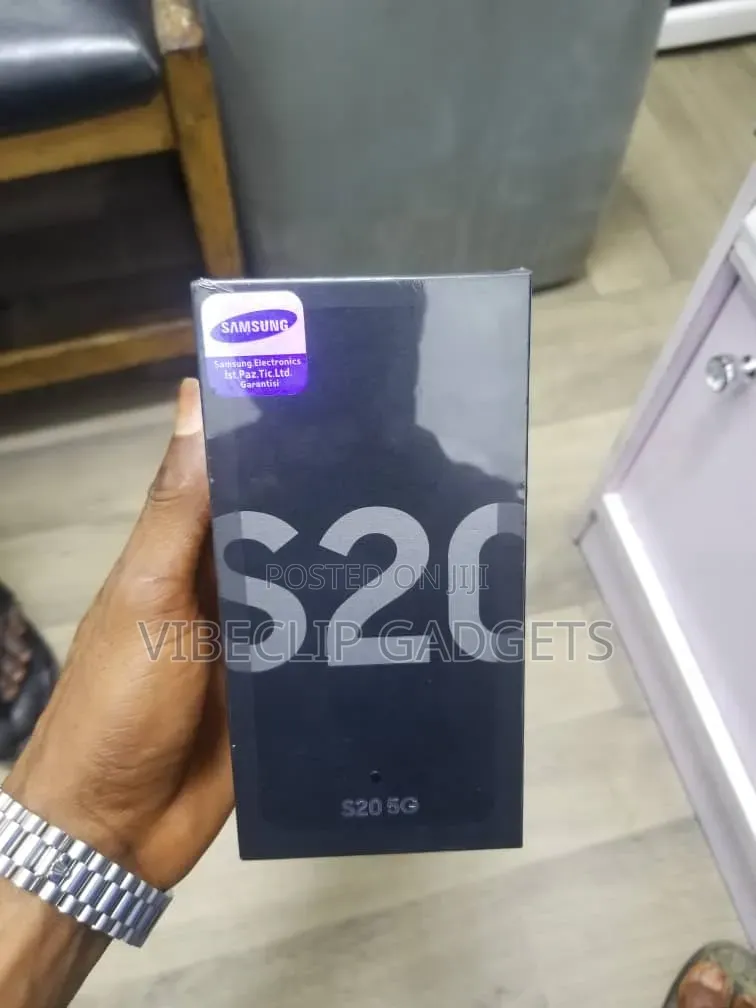 New Samsung Galaxy S20 128 GB Gray