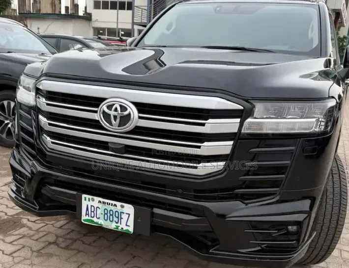 Toyota Land Cruiser LC300 2025 Black