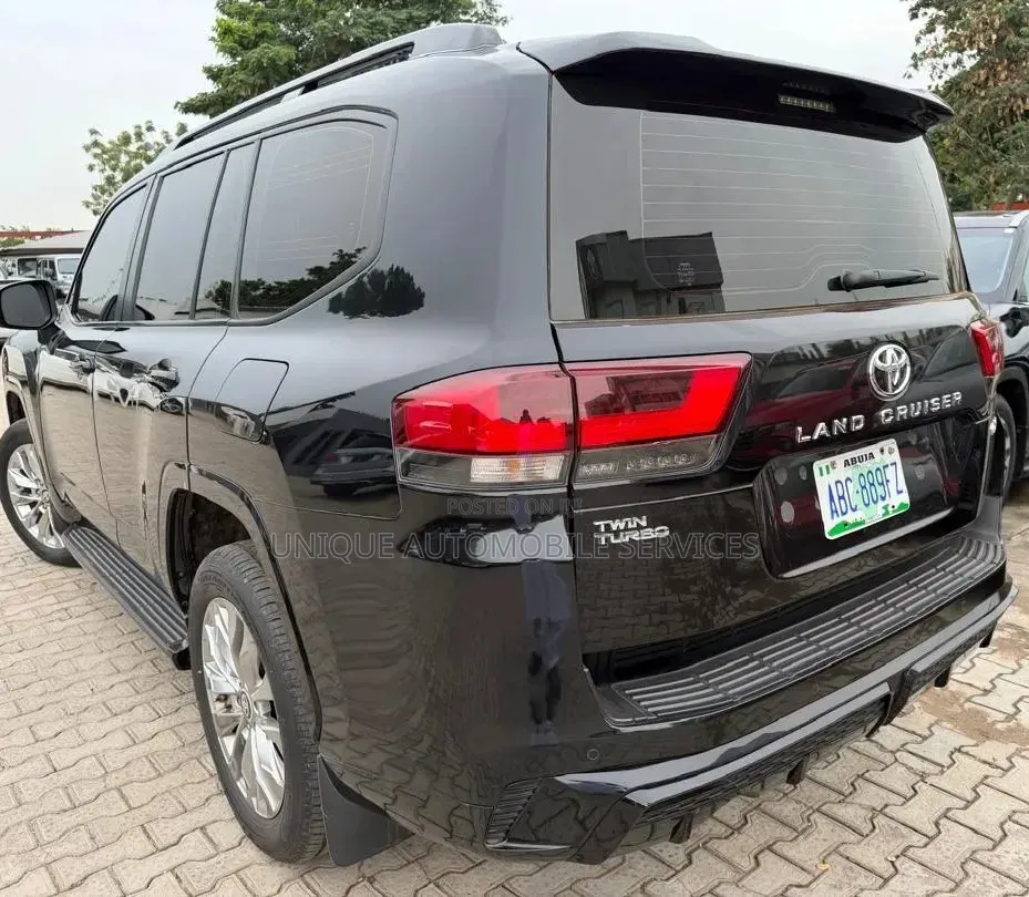 Toyota Land Cruiser LC300 2025 Black