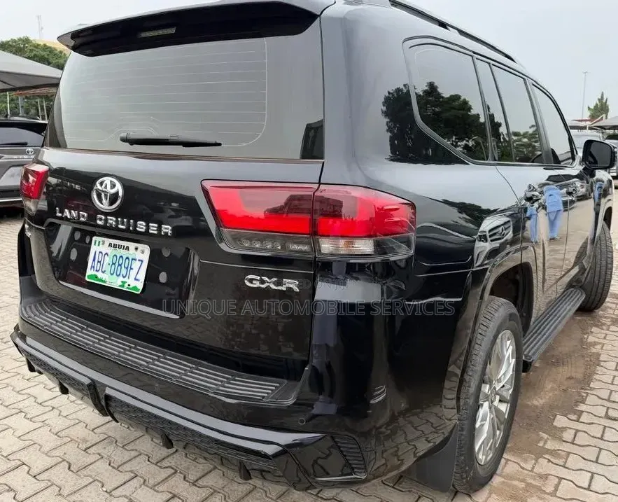 Toyota Land Cruiser LC300 2025 Black