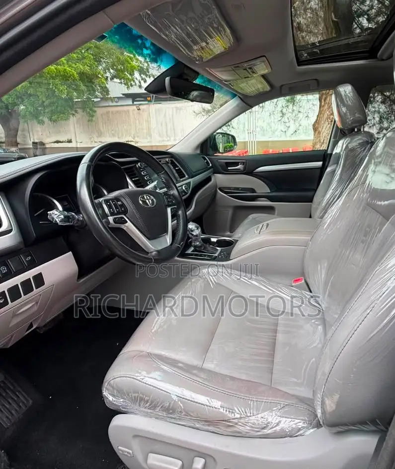 Toyota Highlander XLE 4x4 V6 (3.5L 6cyl 8A) 2018 Brown