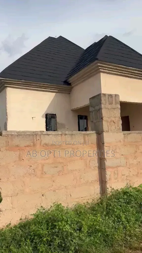 3bdrm Block of Flats in Ogheghe, Sapele Rd, Benin City for sale