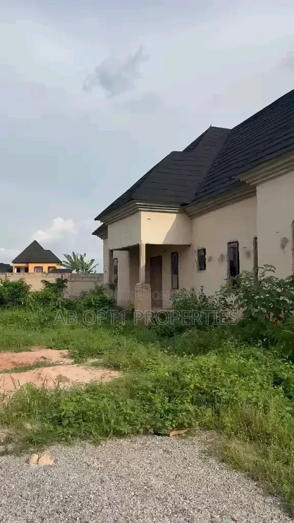 3bdrm Block of Flats in Ogheghe, Sapele Rd, Benin City for sale
