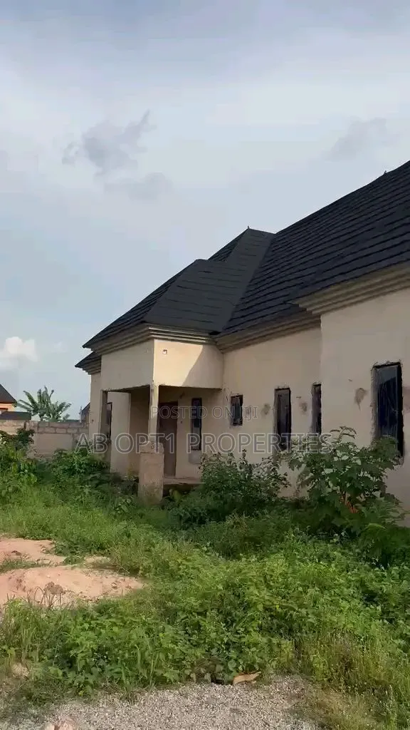 3bdrm Block of Flats in Ogheghe, Sapele Rd, Benin City for sale