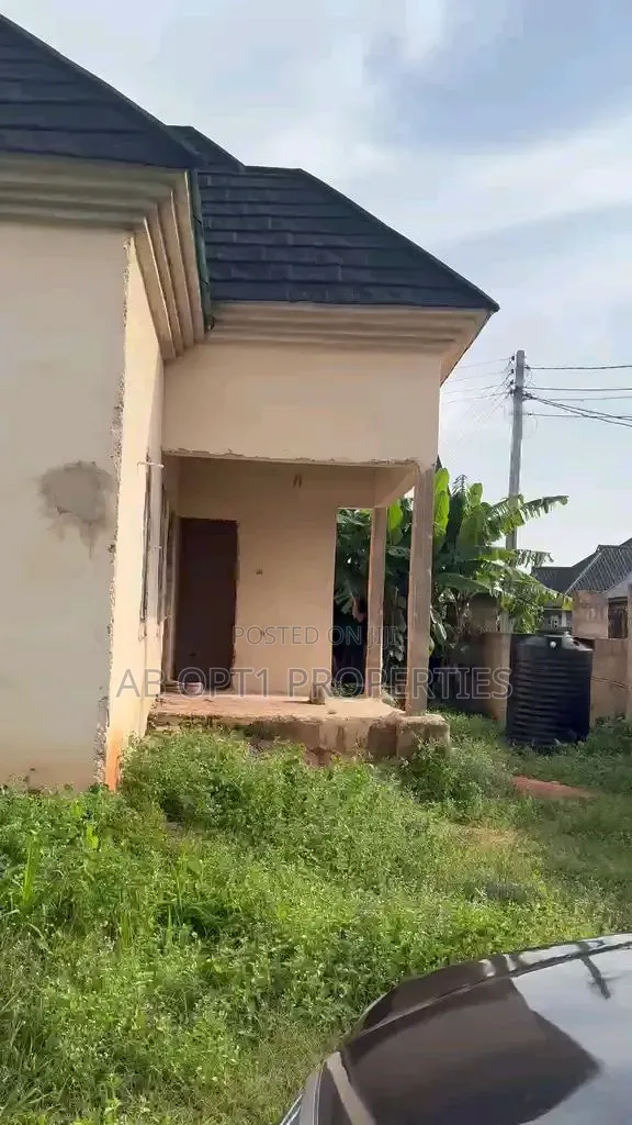 3bdrm Block of Flats in Ogheghe, Sapele Rd, Benin City for sale