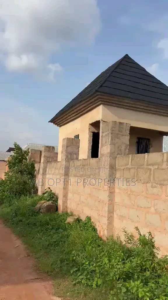 3bdrm Block of Flats in Ogheghe, Sapele Rd, Benin City for sale
