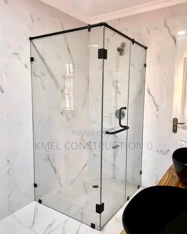 Walk-in Glass Shower Cubicle