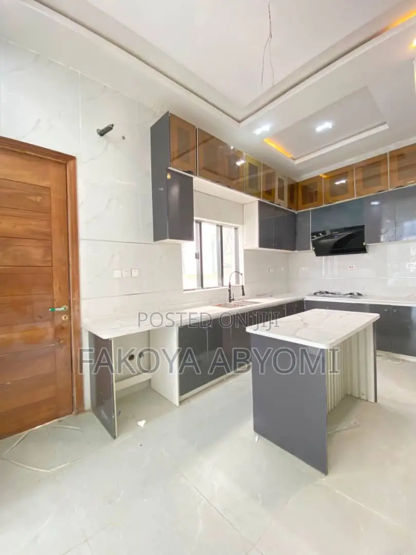 4bdrm Duplex in Chevron for sale