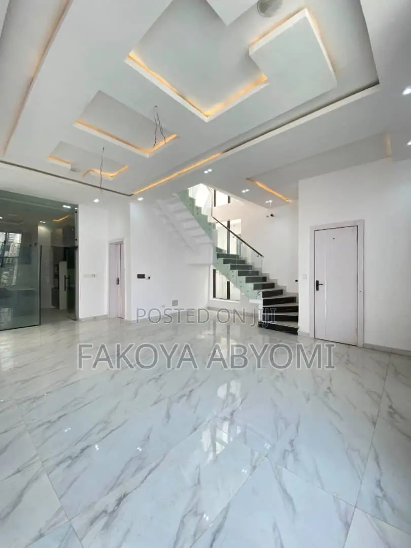 4bdrm Duplex in Chevron for sale