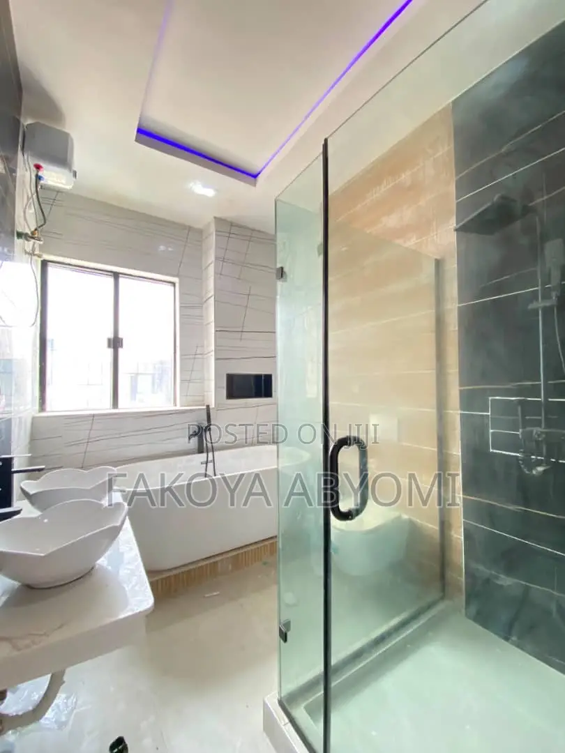 4bdrm Duplex in Chevron for sale