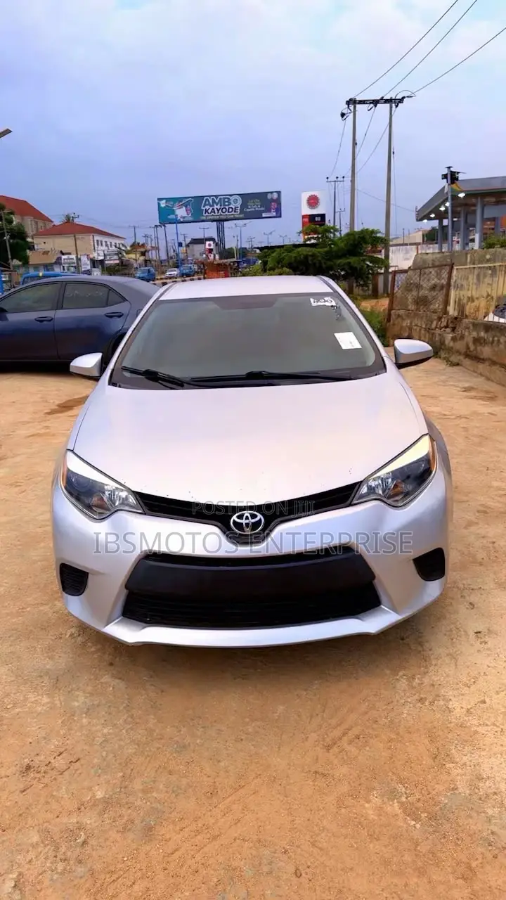 Toyota Corolla LE Premium 4dr Sedan (1.8L 4cyl CVT) 2015 Silver