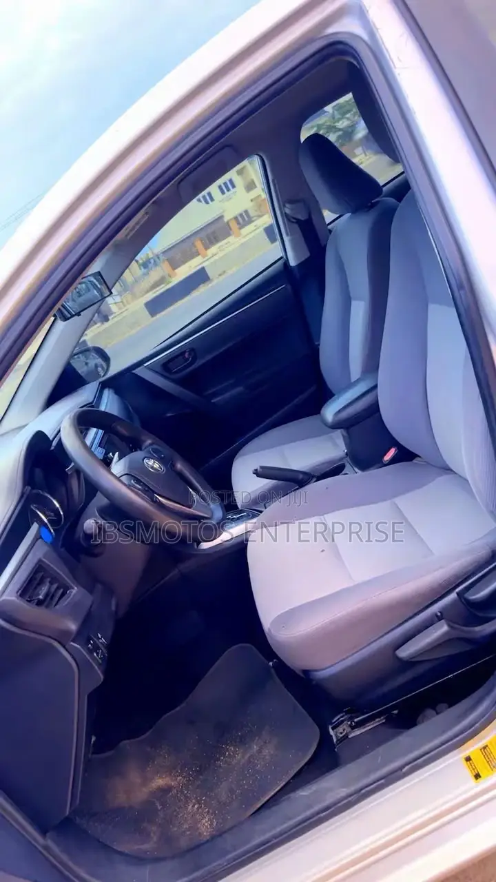 Toyota Corolla LE Premium 4dr Sedan (1.8L 4cyl CVT) 2015 Silver