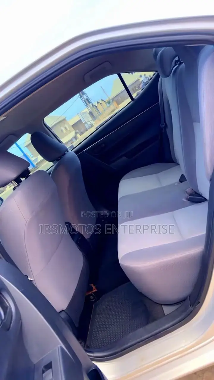 Toyota Corolla LE Premium 4dr Sedan (1.8L 4cyl CVT) 2015 Silver