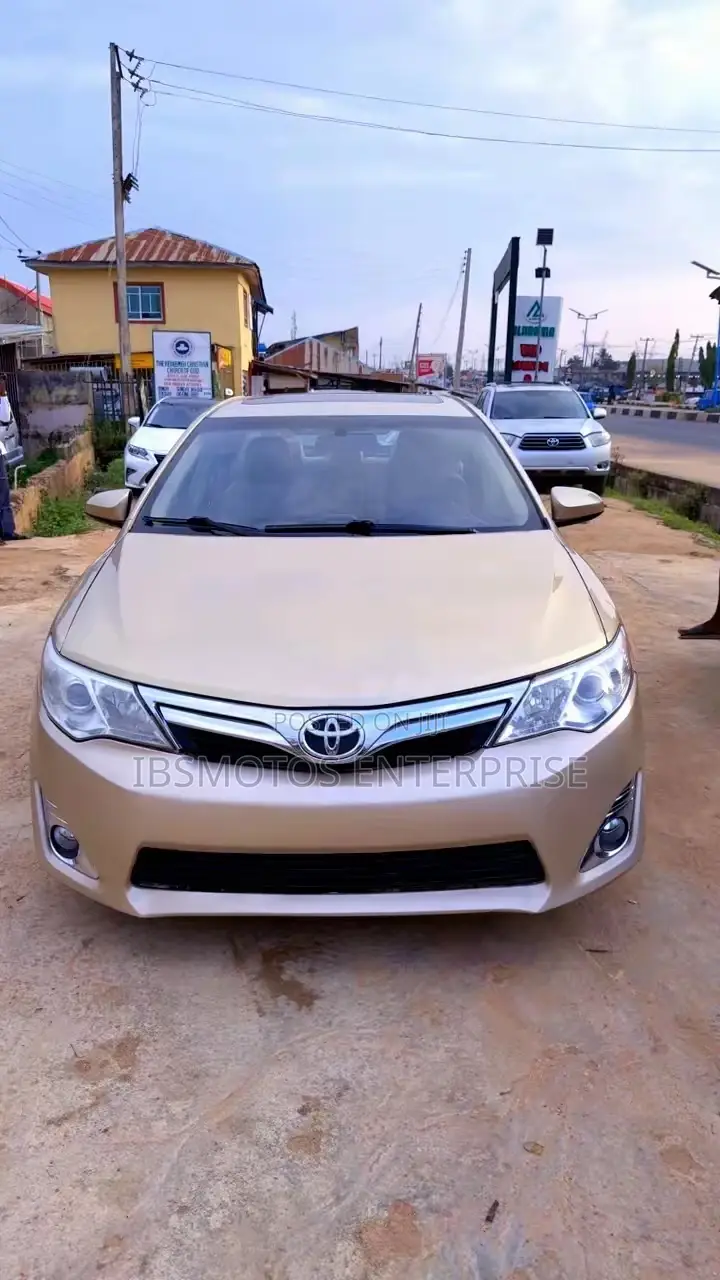Toyota Camry XLE 4dr Sedan w/Prod. End 11/13 (3.5L 6cyl 6A) 2014 Gold
